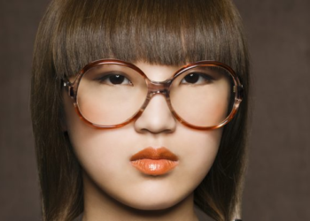 Eyewear and Makeup: Tips for a Harmonious Look