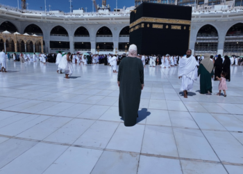 Can I perform Umrah alone or should I travel with a group?