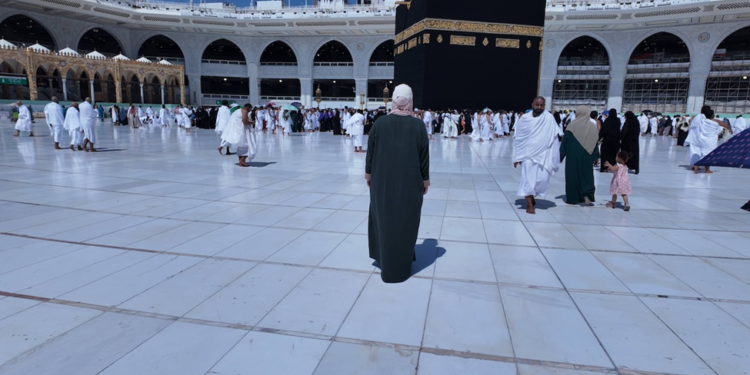 Can I perform Umrah alone or should I travel with a group?