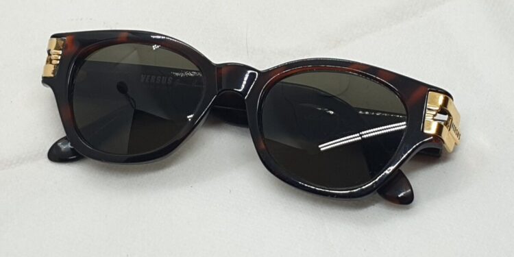 7Ray-Ban vs. Versace: A Comparative Study of Two Iconic Eyewear Brands