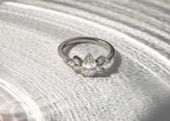 The Brilliance of a 4ct Lab Grown Diamond: A Modern Gemstone Marvel