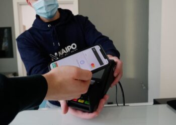 Why Do People Use Cash Less and Less?