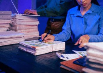 Outsourced Bookkeeping, In-House Control: How Smart Teams Handle the Books