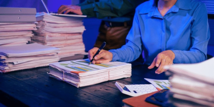 Outsourced Bookkeeping, In-House Control: How Smart Teams Handle the Books