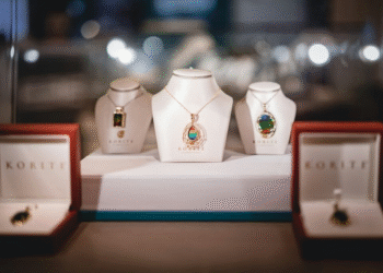 How Jewelry Display Cases Influence Buyer Psychology