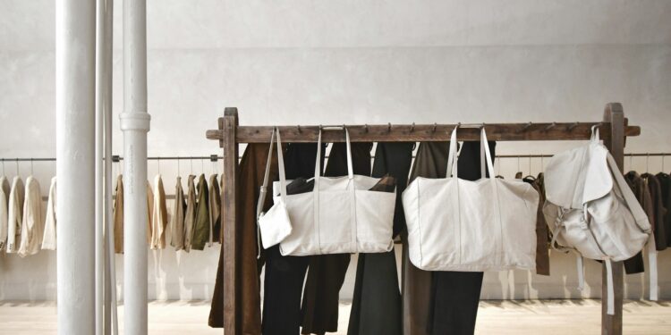 Custom Printed Tote Bags: A Trendy Staple for Eco-Friendly Fashion