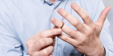 Wedding Ring Profiles Explained: Comfort vs. Standard Fit