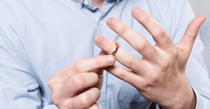 Wedding Ring Profiles Explained: Comfort vs. Standard Fit